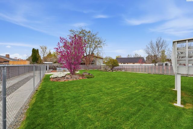 2405 Towhee Ln., West Richland, WA 99353