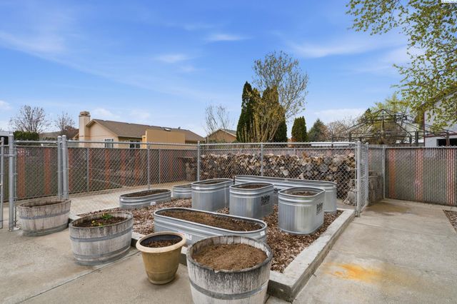 2405 Towhee Ln., West Richland, WA 99353