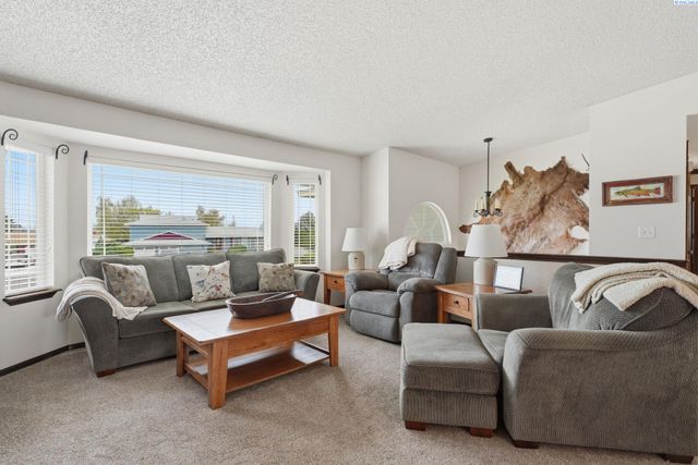 2405 Towhee Ln., West Richland, WA 99353