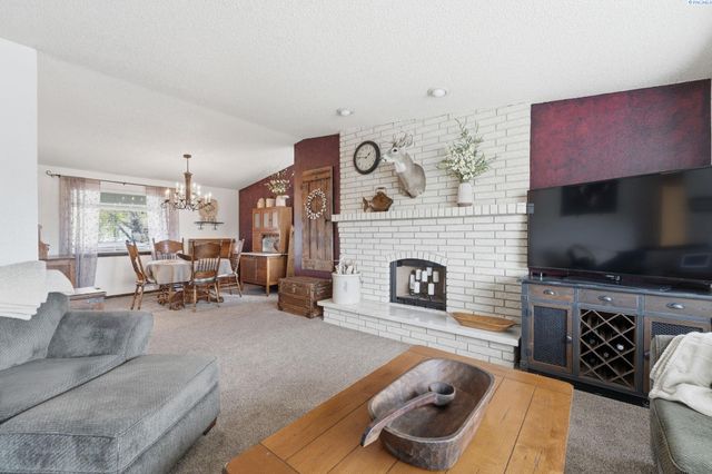 2405 Towhee Ln., West Richland, WA 99353