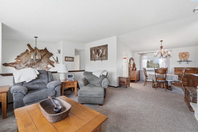 2405 Towhee Ln., West Richland, WA 99353