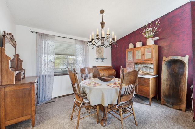 2405 Towhee Ln., West Richland, WA 99353