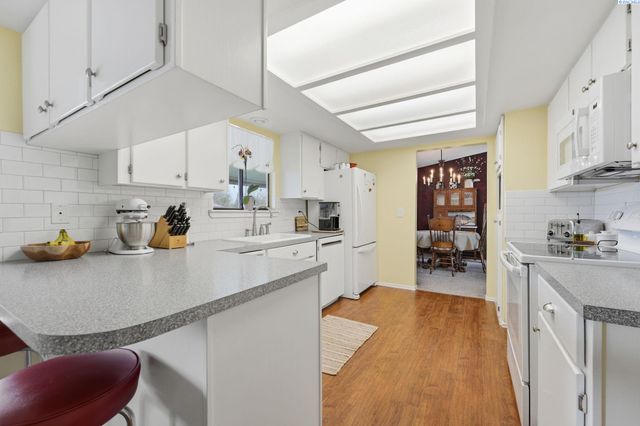 2405 Towhee Ln., West Richland, WA 99353