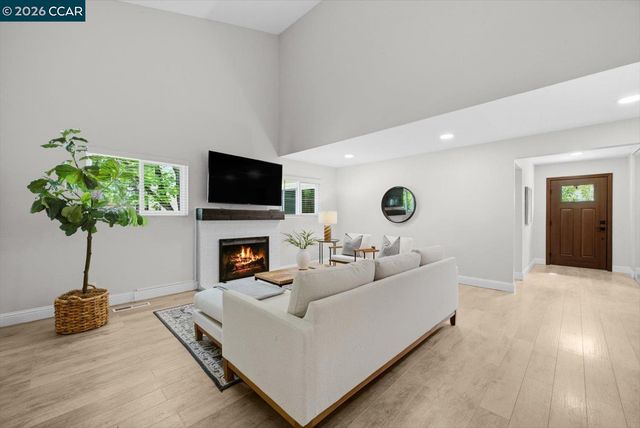 599 Mt Dell Dr, Clayton, CA 94517