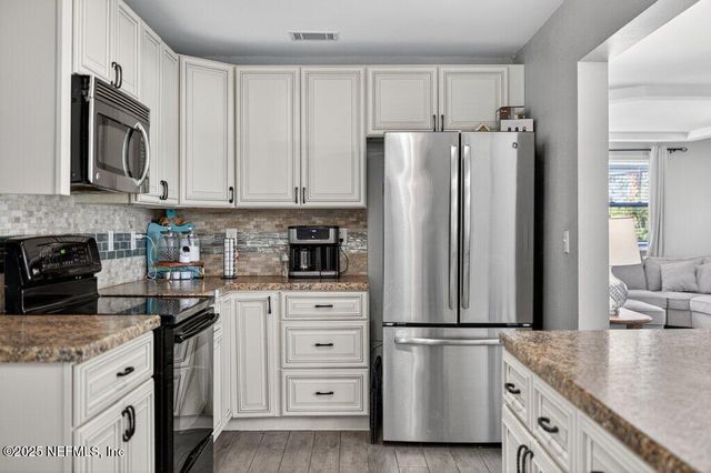 1860 EMBASSY Drive, Jacksonville, FL 32207