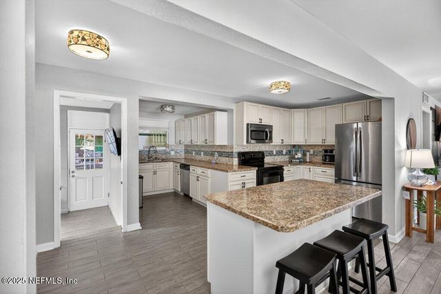 1860 EMBASSY Drive, Jacksonville, FL 32207