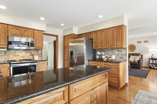 897 W Kelly Ann Drive, Palatine, IL 60067