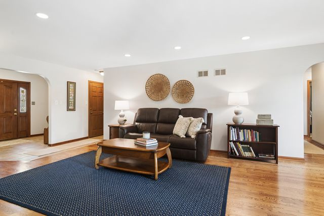 897 W Kelly Ann Drive, Palatine, IL 60067