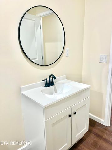 425 Abbott Rd, Lenoir City, TN 37771