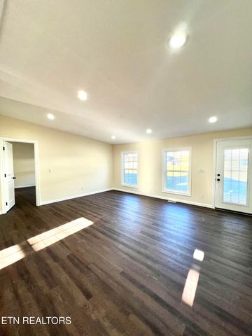 425 Abbott Rd, Lenoir City, TN 37771