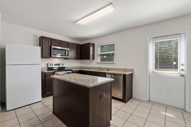 7230 Vista Grv, San Antonio, TX 78242