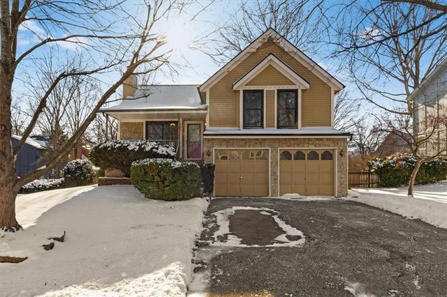 1019 E New London Drive, Olathe, KS 66061