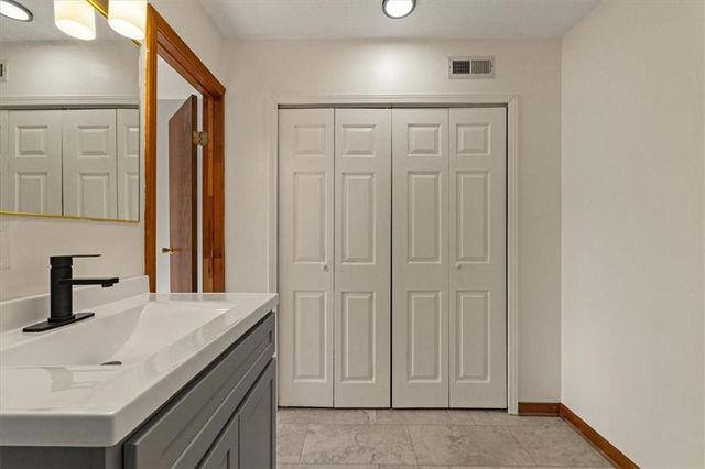 1019 E New London Drive, Olathe, KS 66061