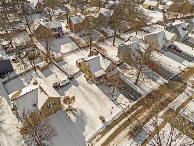 1019 E New London Drive, Olathe, KS 66061