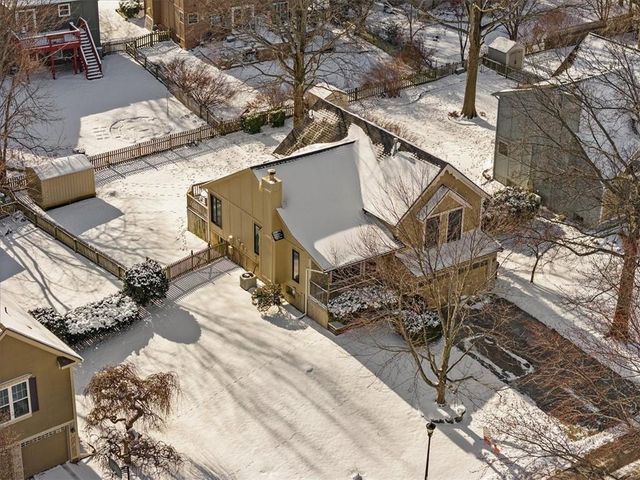 1019 E New London Drive, Olathe, KS 66061