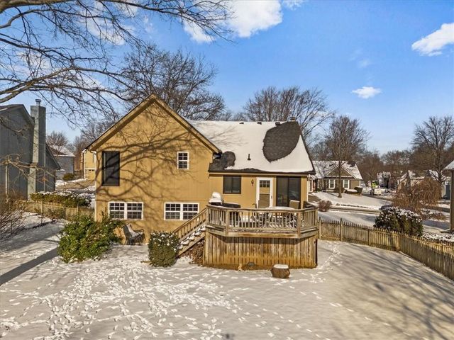 1019 E New London Drive, Olathe, KS 66061