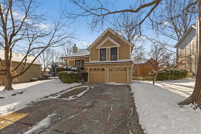 1019 E New London Drive, Olathe, KS 66061