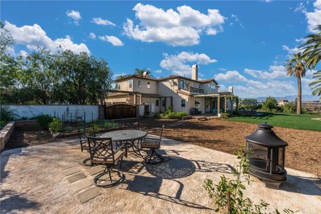 571 Wooden Bridge Lane, Redlands, CA 92373