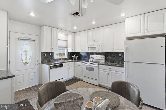 1169-B CLYDEBANK CT, Lakewood, NJ 08701