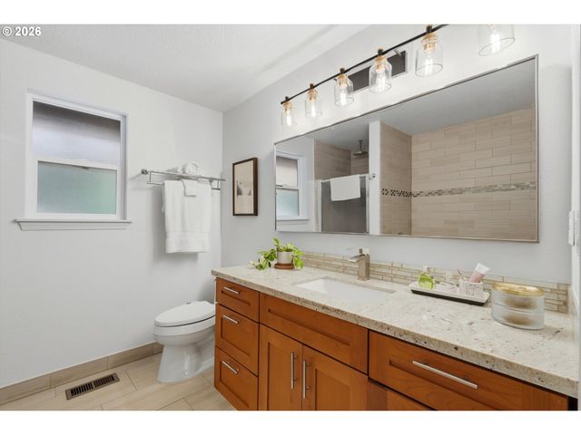5711 MCEWAN Rd, Lake Oswego, OR 97035