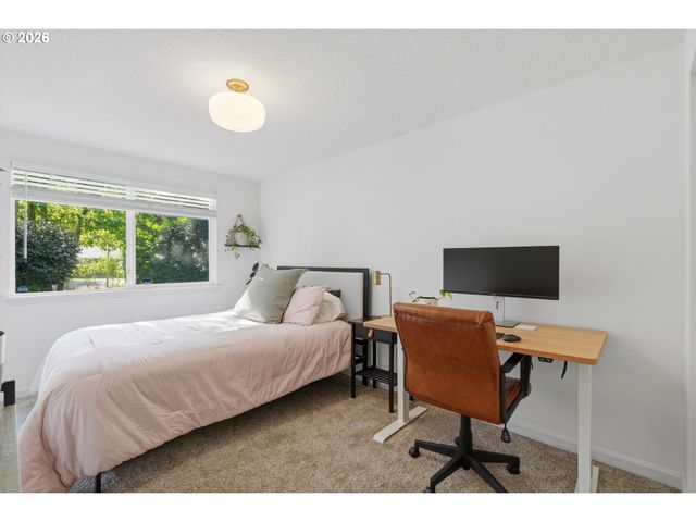 5711 MCEWAN Rd, Lake Oswego, OR 97035