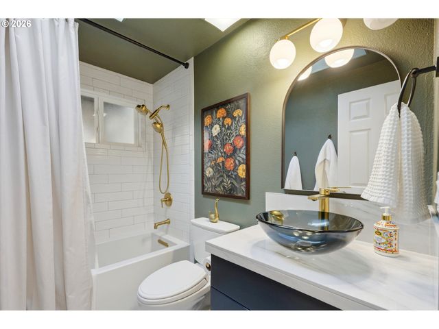 5711 MCEWAN Rd, Lake Oswego, OR 97035