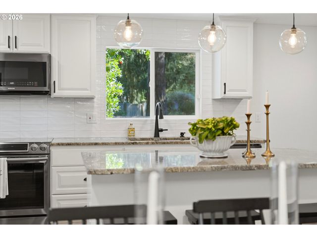 5711 MCEWAN Rd, Lake Oswego, OR 97035