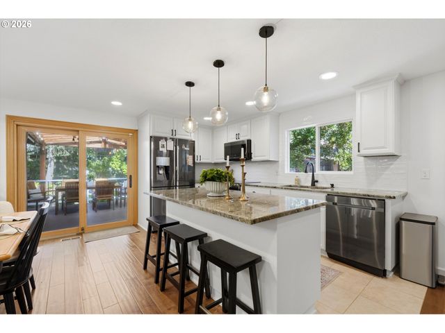 5711 MCEWAN Rd, Lake Oswego, OR 97035