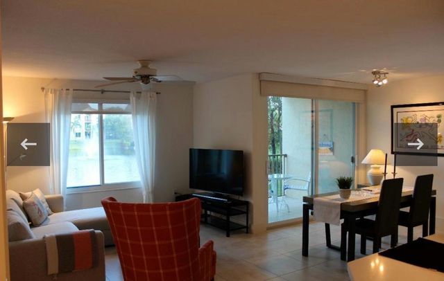 808 Villa Circle, Boynton Beach, FL 33435