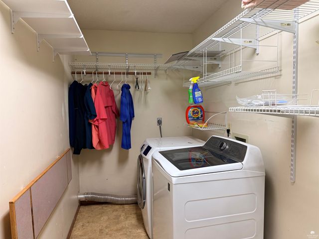 2717 Brookhollow Court, Manhattan, KS 66503