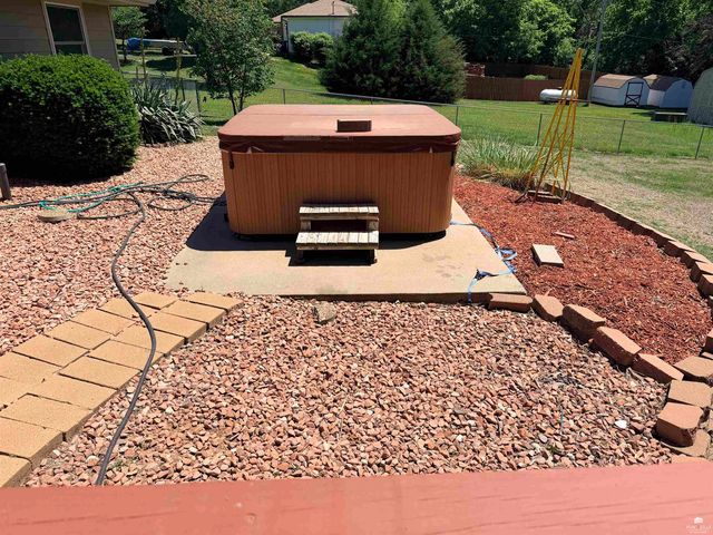 2717 Brookhollow Court, Manhattan, KS 66503