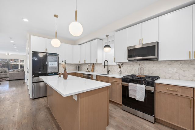 7413 S King Drive, Chicago, IL 60619