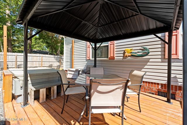211 NE 76th Street, Oak Island, NC 28465
