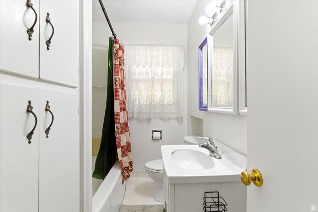5166 S 2150 W, Roy, UT 84067