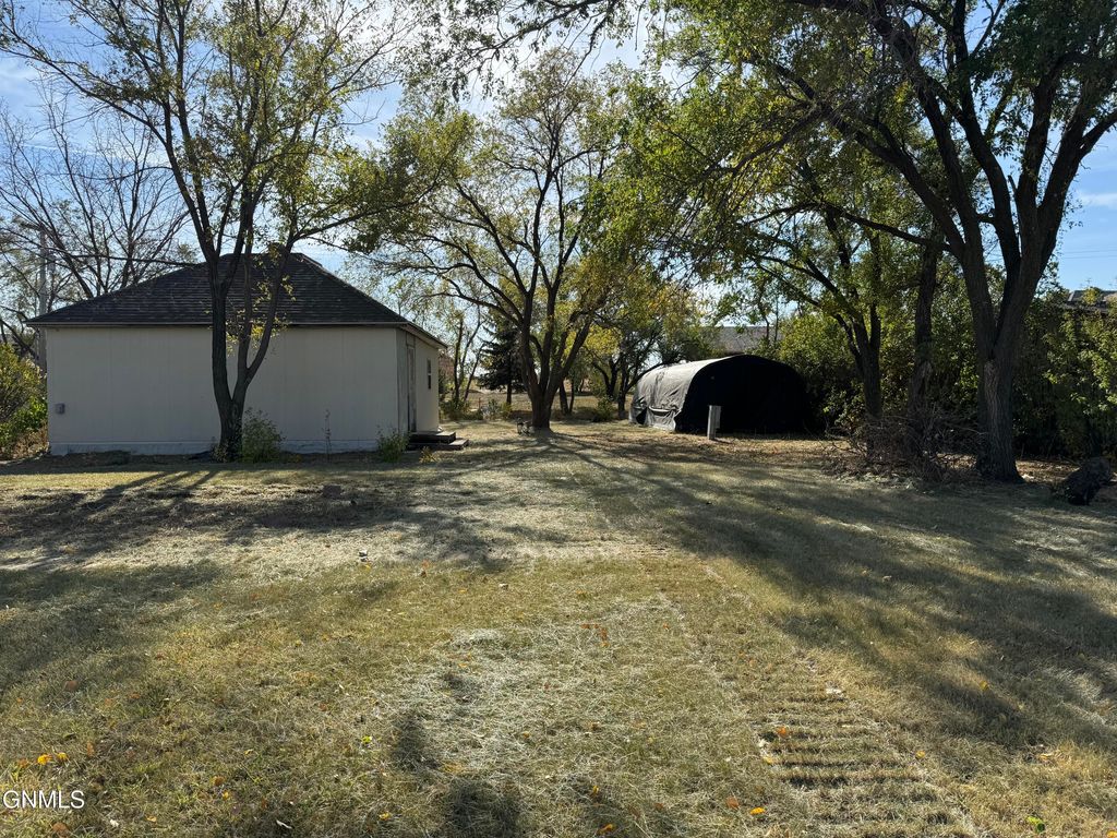 428 2nd Avenue SE, Arnegard, ND 58835