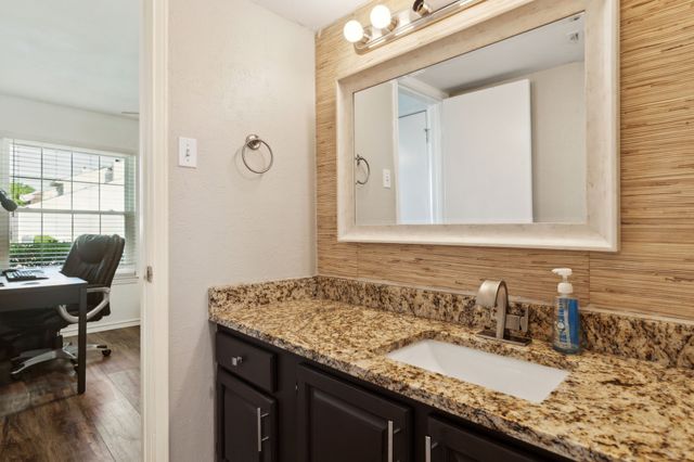 724 Creekwood Court, Lewisville, TX 75067