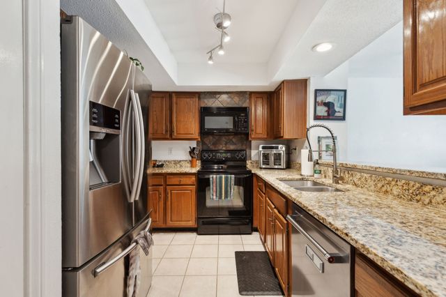 724 Creekwood Court, Lewisville, TX 75067