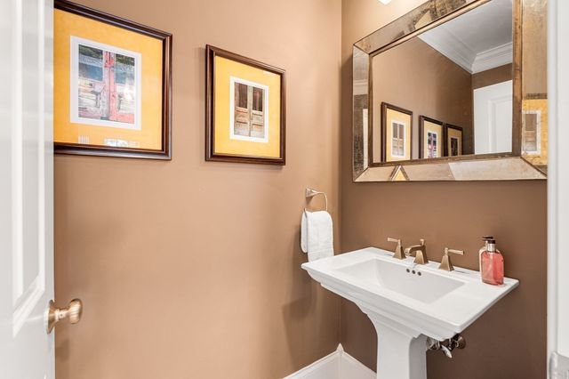 3 Macarthur Rd, Wellesley, MA 02482