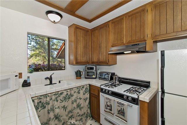 843 Victoria, Sugarloaf, CA 92386