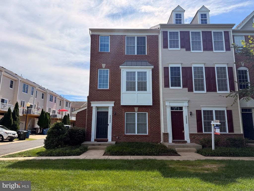 42802 SAN SEBASTIAN TER, Chantilly, VA 20152