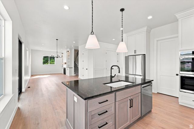 975 E OAK CREEK DR, Lehi, UT 84043