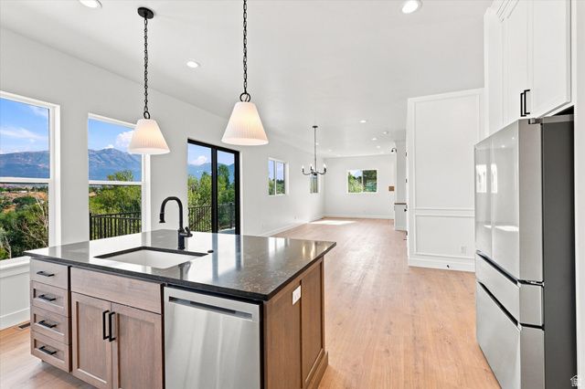 975 E OAK CREEK DR, Lehi, UT 84043