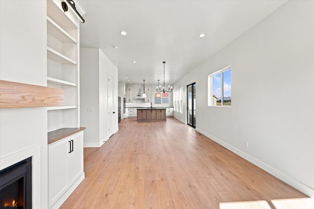 975 E OAK CREEK DR, Lehi, UT 84043