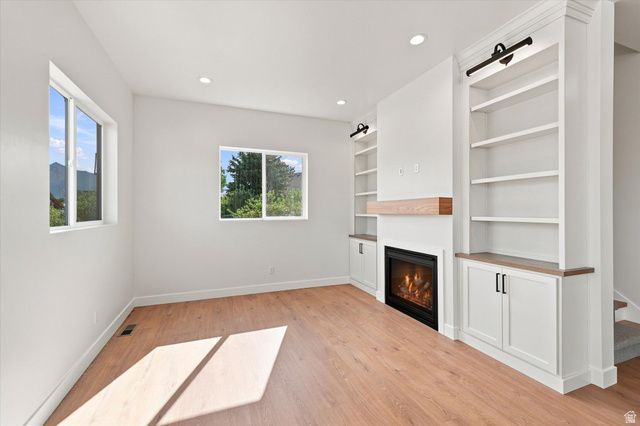 975 E OAK CREEK DR, Lehi, UT 84043