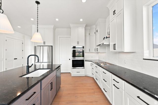 975 E OAK CREEK DR, Lehi, UT 84043
