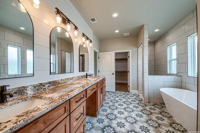 116 Hondo Ridge Dr, La Vernia, TX 78121