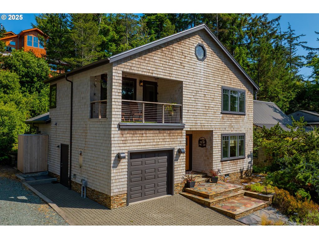 562 1ST St N, Manzanita, OR 97130
