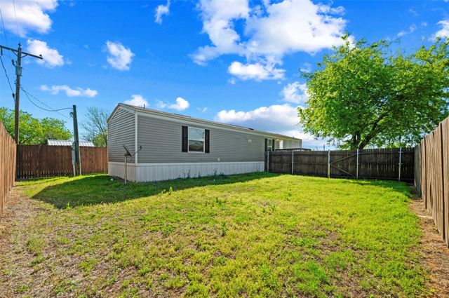 205 E Park Street, Frost, TX 76641