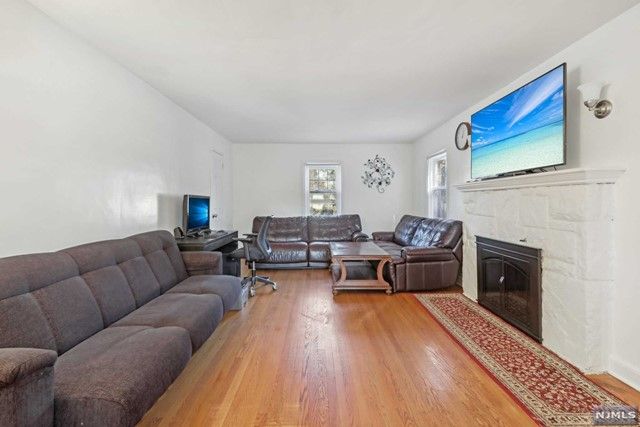 7 Oak Street, Teaneck, NJ 07666