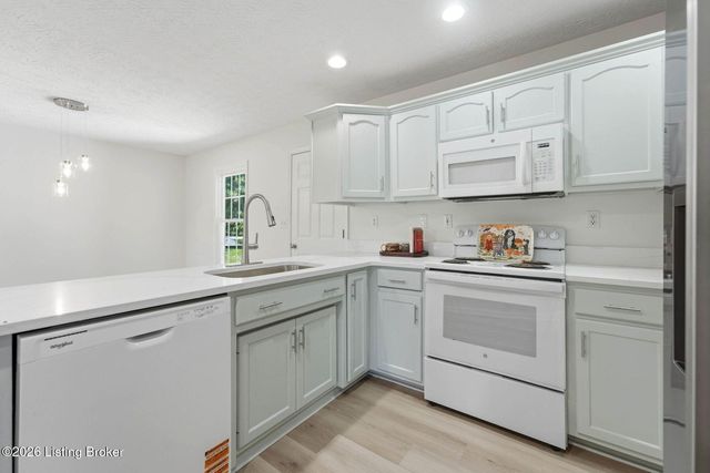 142 Meadow Lake Dr, Taylorsville, KY 40071